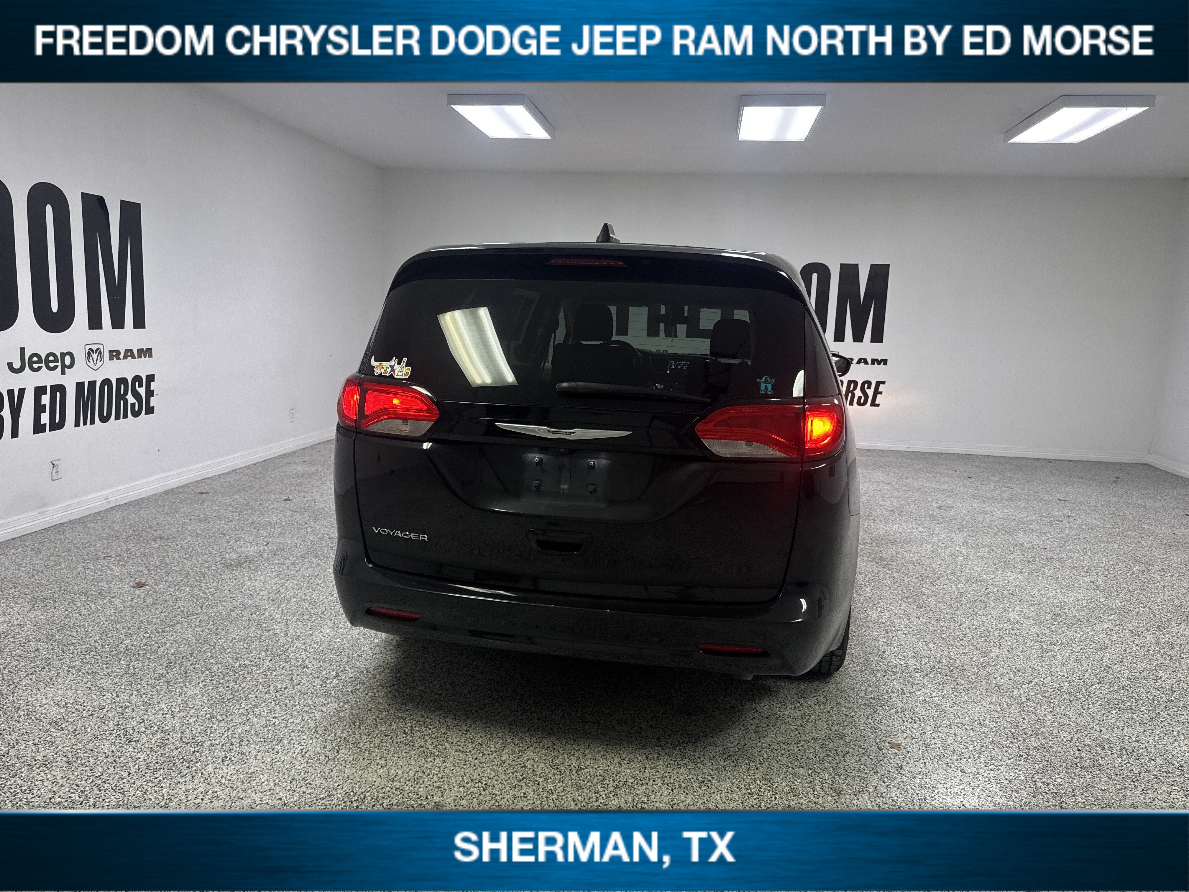 Used 2022 Chrysler Voyager LX FWD image 5