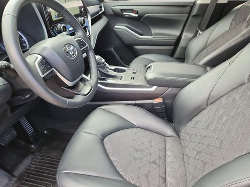 Used 2024 Toyota Highlander XLE image 6