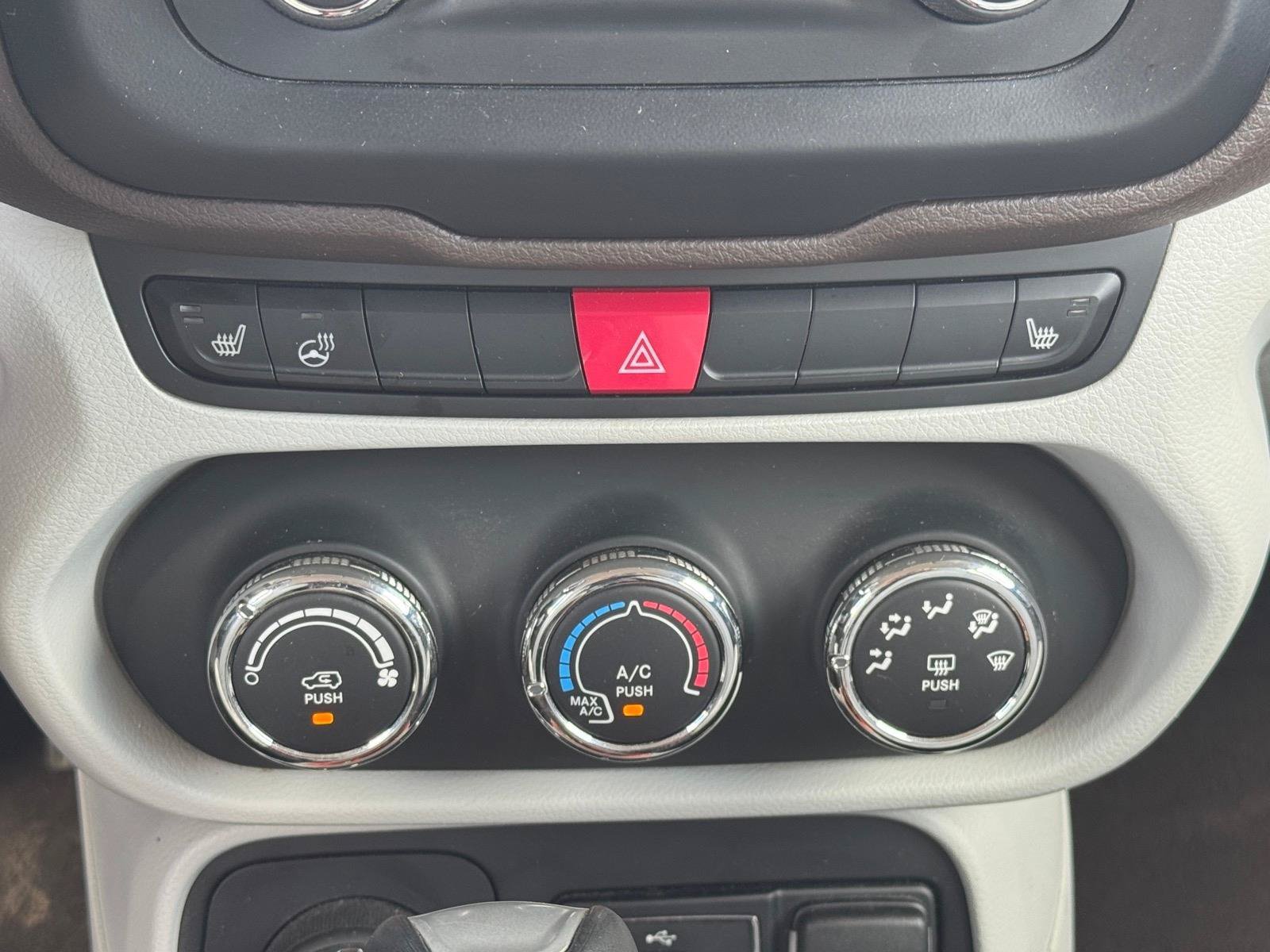 Used 2015 Jeep Renegade Latitude AWD/4WD image 10