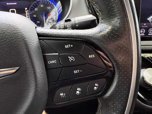 Used 2018 Chrysler Pacifica Limited w/ Advanced Safetytec Group FWD image 17