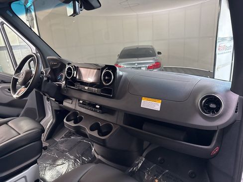 Used 2024 Mercedes-Benz eSprinter 170 Cargo image 17