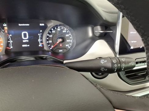 Used 2025 Jeep Compass Limited image 19