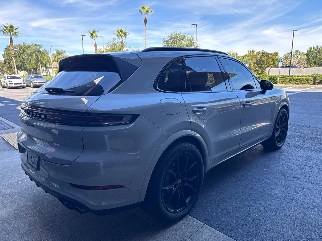 Certified 2025 Porsche Cayenne S AWD/4WD image 4