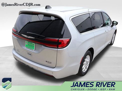 Used 2024 Chrysler Pacifica Touring-L FWD image 5