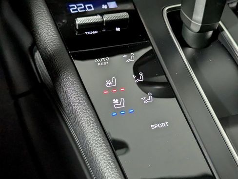 Used 2025 Porsche Macan AWD/4WD image 20