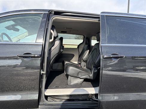 Used 2023 Chrysler Pacifica Touring-L image 27