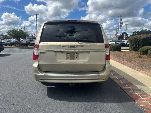 Used 2013 Chrysler Town & Country Touring FWD image 8