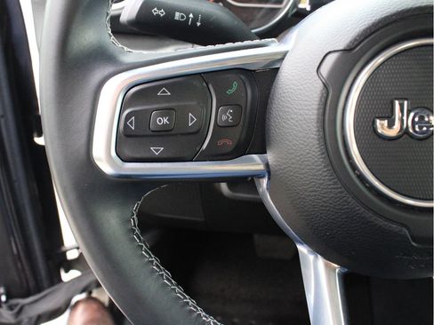 Used 2022 Jeep Wrangler Unlimited Sahara AWD/4WD image 16
