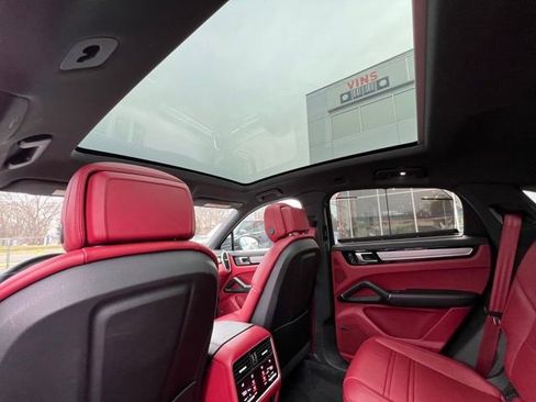 Used 2023 Porsche Cayenne Platinum Edition image 21