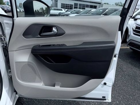Certified 2023 Chrysler Pacifica Touring-L FWD image 16