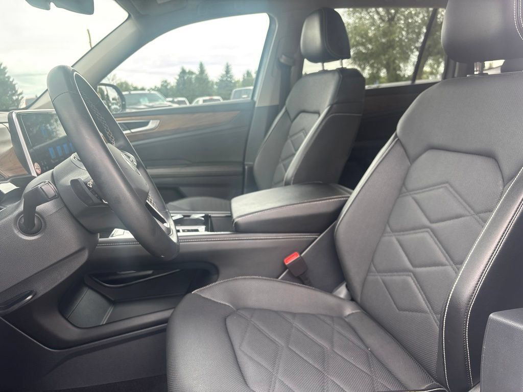 Used 2025 Volkswagen Atlas SE AWD/4WD image 11