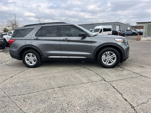 Used 2023 Ford Explorer XLT image 2