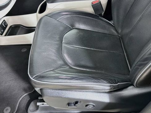Used 2019 Chrysler Pacifica Limited w/ Advanced Safetytec Group FWD image 21