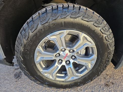 Used 2024 GMC Sierra 1500 SLT image 11