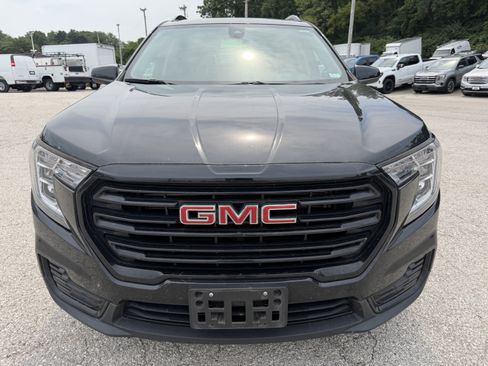 Used 2024 GMC Terrain SLE w/ Elevation Edition FWD image 2