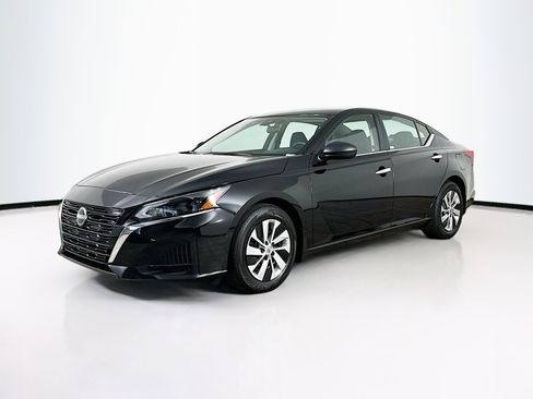 Used 2024 Nissan Altima 2.5 S image 3