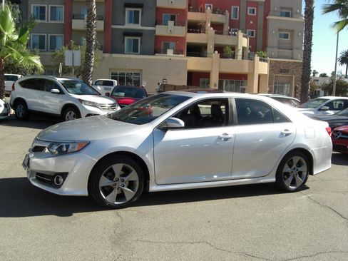 Used 2013 Toyota Camry SE w/ Leather Pkg FWD image 2