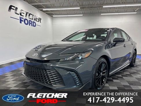 Used 2025 Toyota Camry SE FWD image 1