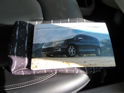 Used 2023 Chrysler Pacifica Touring-L FWD image 35