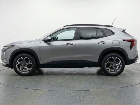 Used 2025 Chevrolet Trax LT w/ LT Convenience Package FWD image 5
