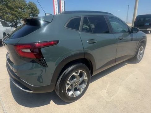 Used 2025 Chevrolet Trax LT FWD image 8