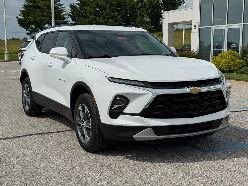 Used 2024 Chevrolet Blazer LT w/ Convenience Package FWD image 2