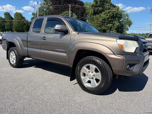 Used 2014 Toyota Tacoma 4x4 Access Cab V6 w/ TRD Sport Package image 11