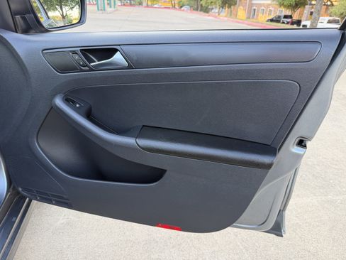 Used 2011 Volkswagen Jetta S image 9