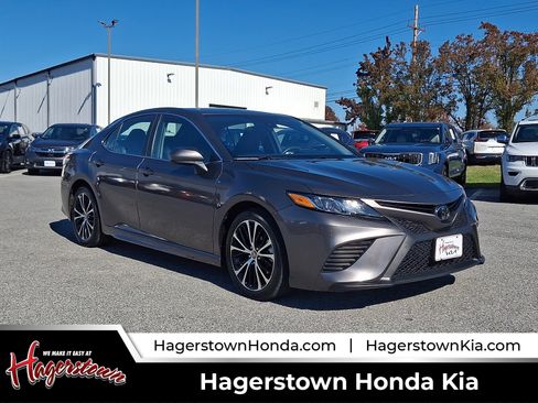 Used 2020 Toyota Camry SE image 1