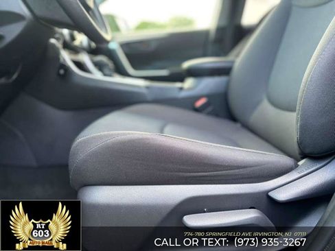 Used 2020 Toyota RAV4 LE w/ Carpet Mat Package AWD/4WD image 22