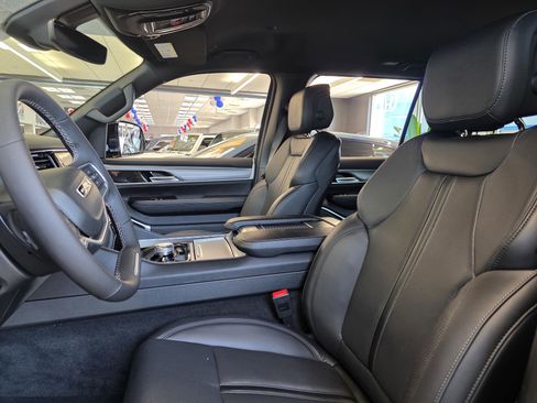 New 2025 Jeep Wagoneer L Series II AWD/4WD image 13