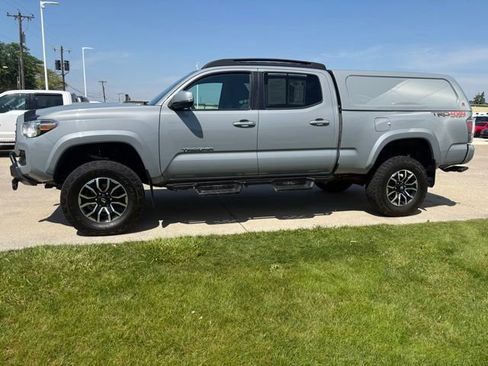 Used 2021 Toyota Tacoma SR5 AWD/4WD image 11