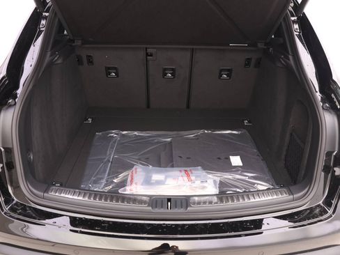 Used 2025 Porsche Macan AWD/4WD image 19
