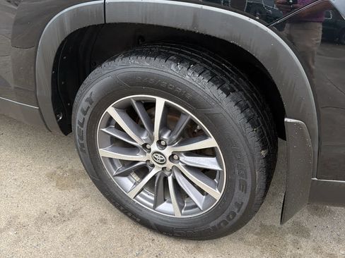 Used 2019 Toyota Highlander XLE AWD/4WD image 9