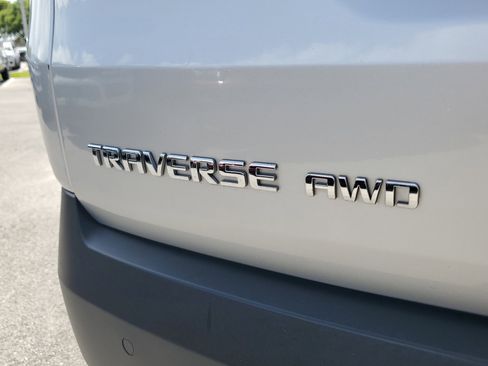 Used 2022 Chevrolet Traverse LT image 34