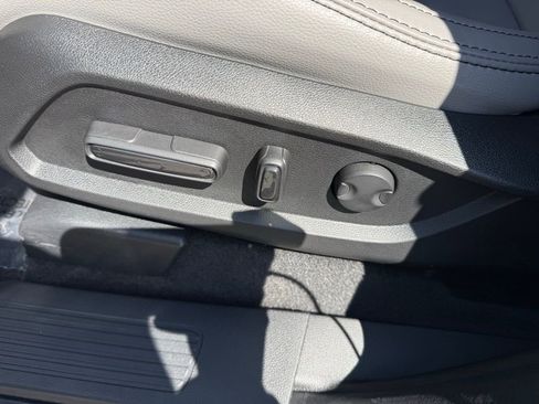 Used 2025 Honda Pilot Touring image 17