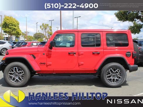 Used 2025 Jeep Wrangler Unlimited Sahara AWD/4WD image 2