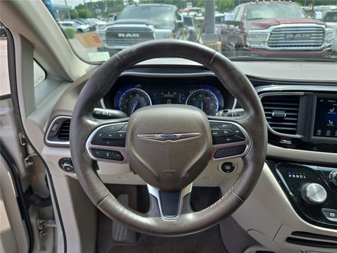 Used 2020 Chrysler Pacifica Touring-L FWD image 28