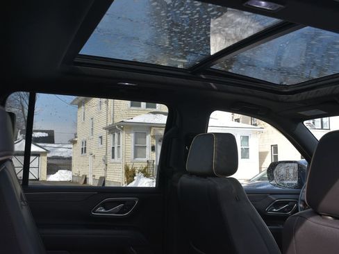 Used 2024 GMC Yukon XL SLT w/ SLT Premium Package image 24