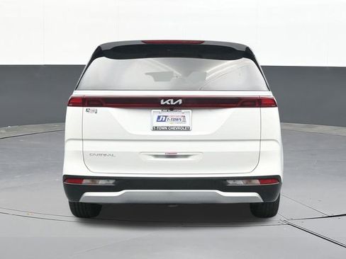 Used 2024 Kia Carnival EX image 11