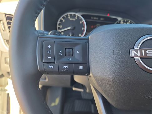 Used 2025 Nissan Rogue SV image 17