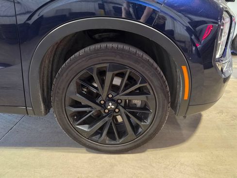 Used 2023 Mitsubishi Outlander SE FWD image 3
