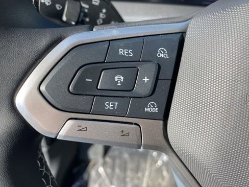 New 2025 Volkswagen Tiguan SE image 28