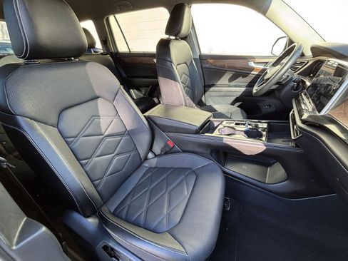 Used 2025 Volkswagen Atlas SE image 37