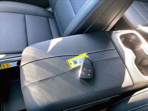 Used 2026 Chevrolet Traverse LT image 32