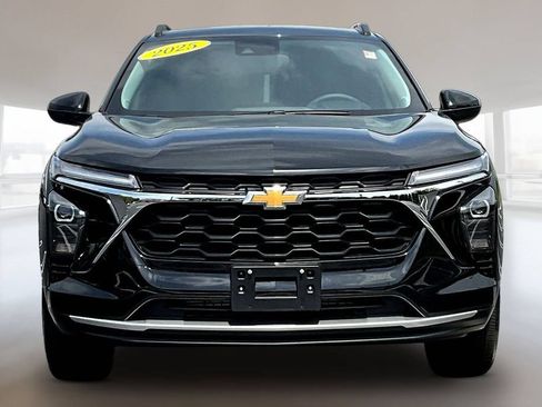 Used 2025 Chevrolet Trax LT FWD image 2