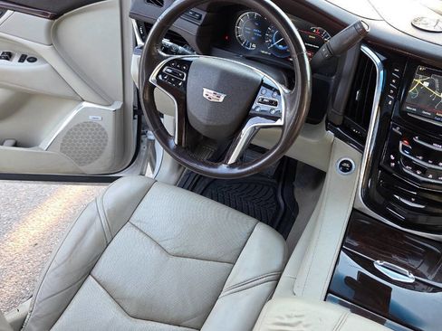 Used 2017 Cadillac Escalade Luxury AWD/4WD image 44
