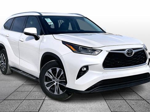 Used 2021 Toyota Highlander XLE image 2