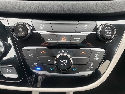 Used 2023 Chrysler Voyager LX FWD image 18