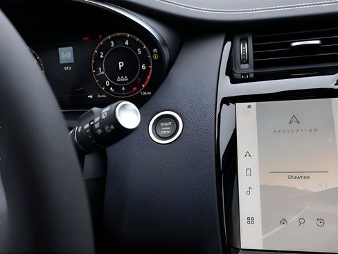 Used 2024 Jaguar E-PACE R-Dynamic SE image 32